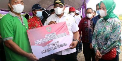 Gubernur Maluku Murad Ismail panen raya padi di desa Wai Asih, Maluku Tengah