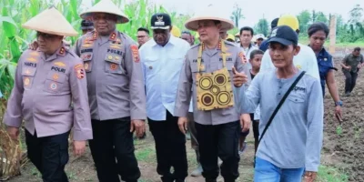 Kabaharkam Polri Tanam Jagung dan Dialog bersama Petani Asli Papua di Kabupaten Keerom